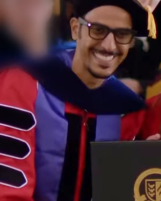 عبدالعزيز يستلم شهادة الدكتوراه